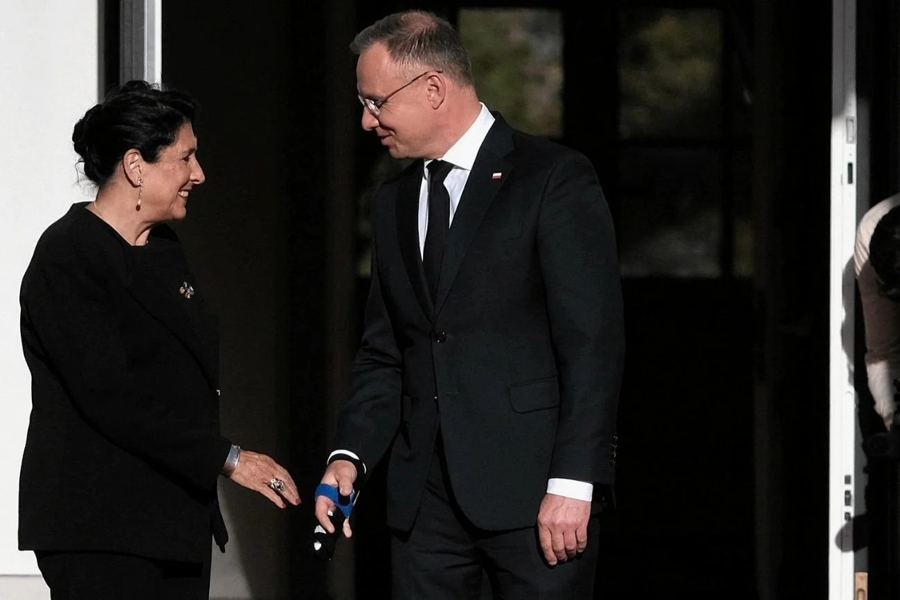 To jednak nie był "domowy wypadek". Duda ujawnił jak stracił część palca. Andrzej Duda stracił część palca. Były prezydent o okolicznościach wypadku.