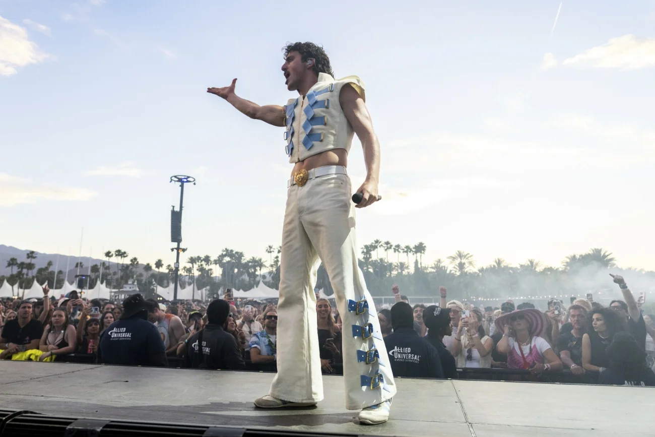 Szaleństwo wokół festiwalu Coachella. Ludzie mają brać bilety na raty Festiwal Coachella 2025 to istne szaleństwo. Fani mają brać bilety na raty
