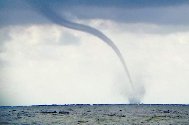 Takie zjawiska od kilku dnie obserwują ratownicy WOPR i turyści wypoczywający nad Bałtykiem.