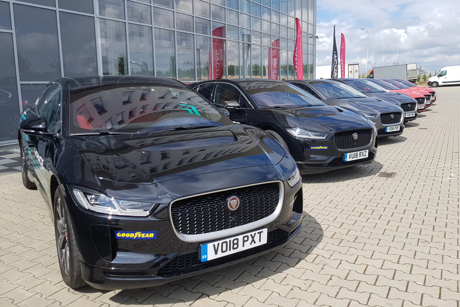 Na prezentację dziennikarską przywieziono kilka najnowszych Jaguarów I-Pace. Każdy z nich był oznaczony jako prototyp.