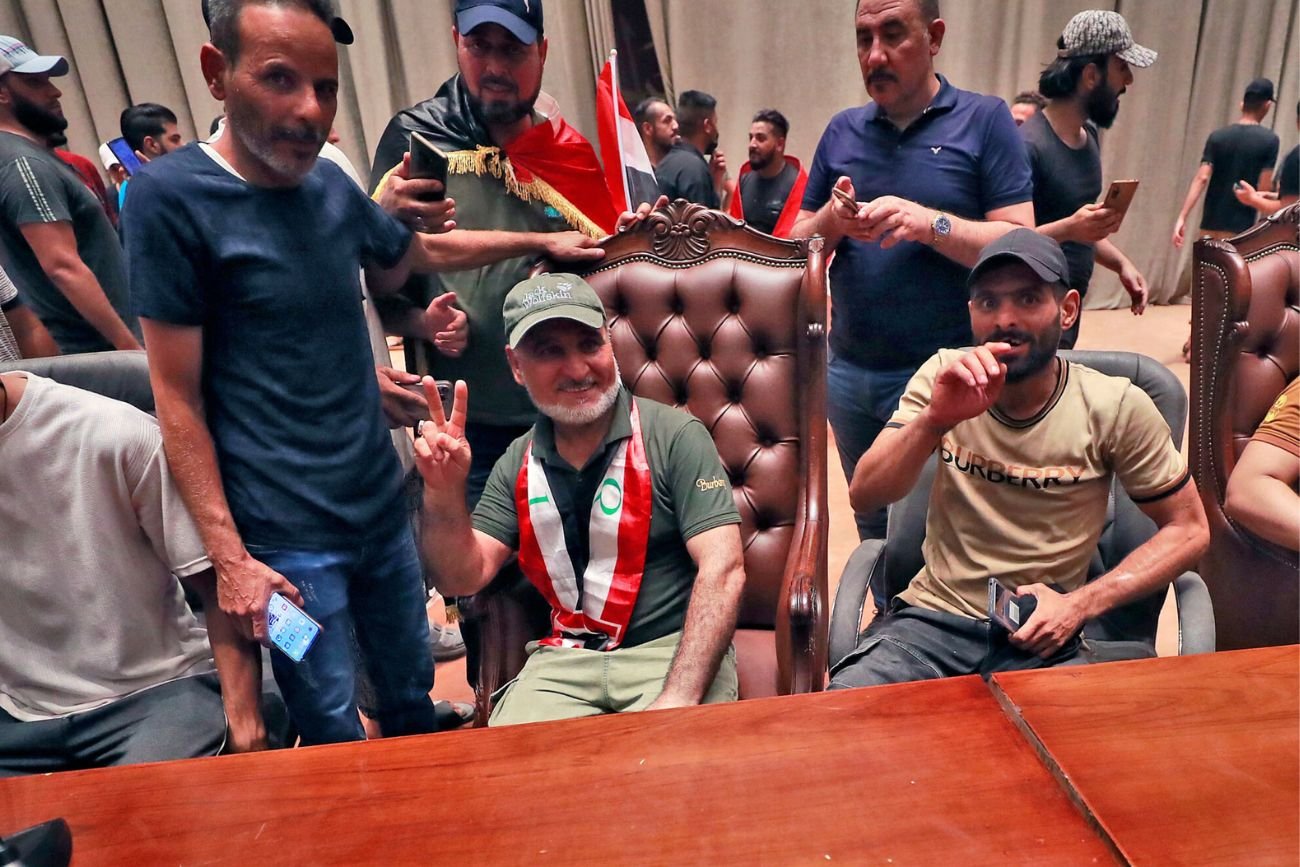 Protestujący w Iraku wdarli się do parlamentu.