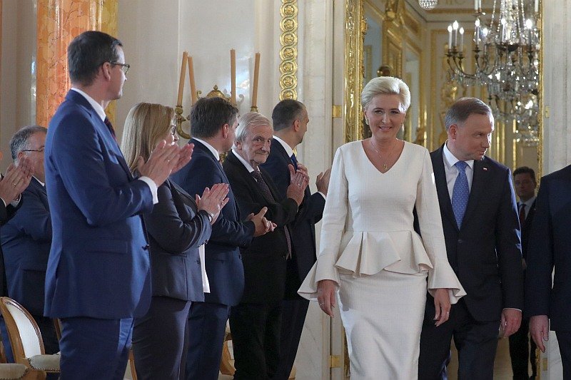 Władza w ciągu zaledwie kilku dni podejmuje 3 wręcz bezczelne wobec Polaków decyzje i zapewnia sobie pieniądze oraz bezkarność.