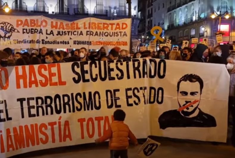 Fale protestujących na ulicach Madrytu. Manifestacje w obronie Pablo Hasela.