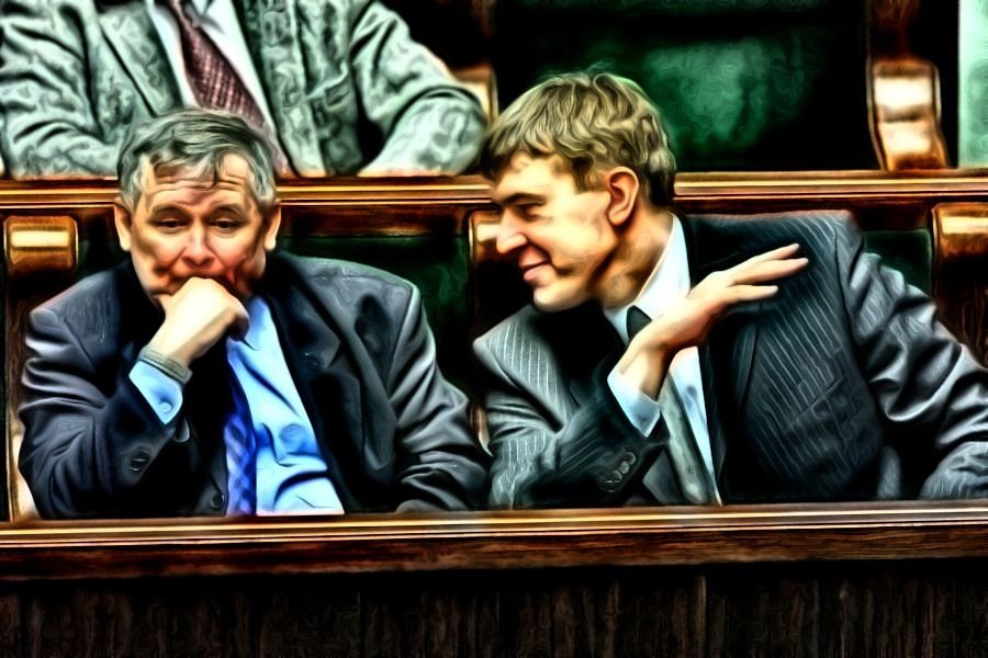 Rok 2003, Sejm. Posłowie Jarosław Kaczyński i Roman Giertych na sali obrad.