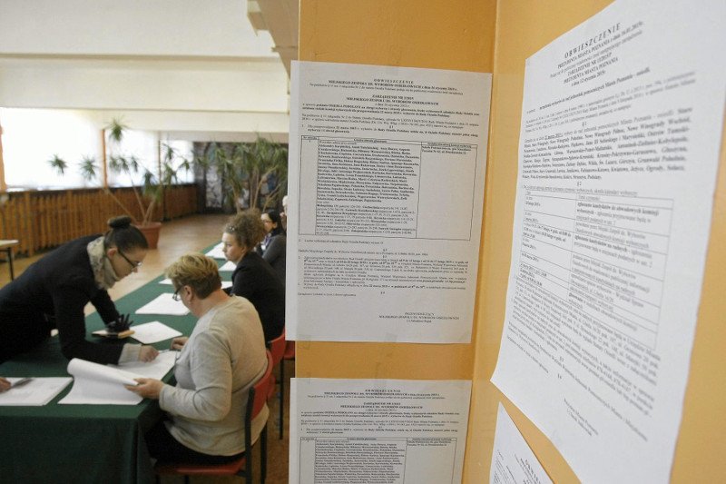 PKW obniżyła stawki za pracę w komisjach wyborczych. Efekt? Chętnych przybyło