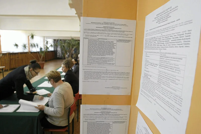 PKW obniżyła stawki za pracę w komisjach wyborczych. Efekt? Chętnych przybyło