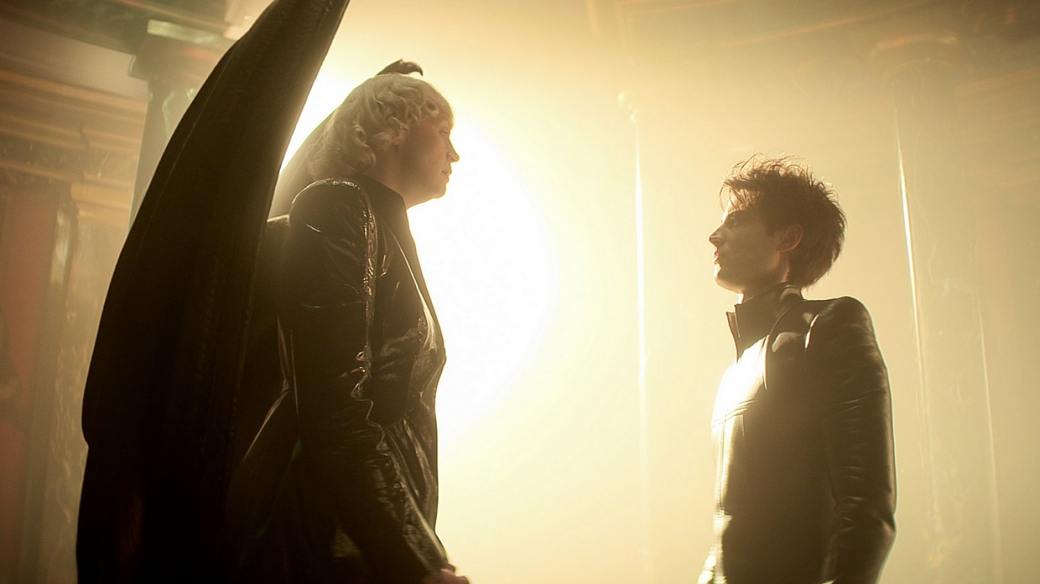 Wyjaśniamy zakończenie finału serialu "Sandman". Gwendoline Christie jako Lucyfer i Tom Sturridge jako Morfeusz w serialu "Sandman".