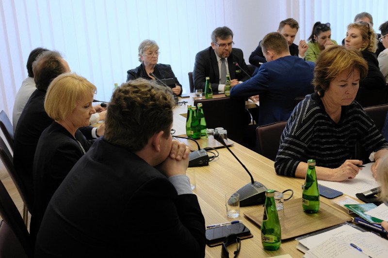 Czwartkowa Komisja Regulaminowa w sprawie obniżenia pensji parlamentarzystów została odwołana z powodu nieobecności posłów.