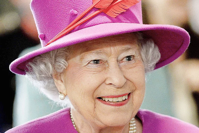 Elżbieta II niebawem skończy 90 lat. Panuje prawie 63 lata, ale wciąż zakrywa ją zasłona tajemnicy.