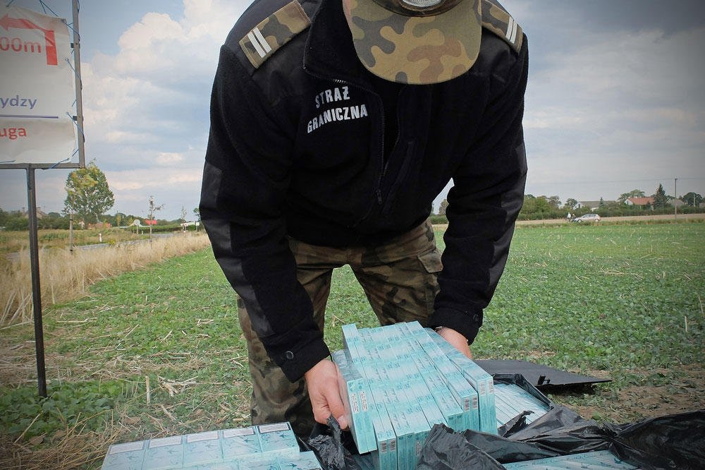 Funkcjonariusz SG podczas przejęcia transportu nielegalnych papierosów.