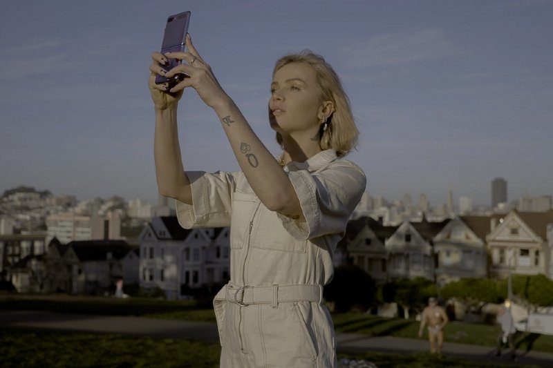 Samsung Galaxy Z Flip ze składanym szklanym ekranem to rewolucyjny kompaktowy smartfon, który stał się modową inspiracją. Na zdjęciu jego użytkowniczka Julia Kuczyńska/Maffashion