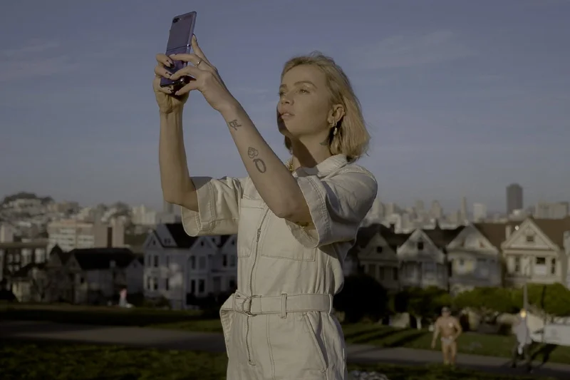 Samsung Galaxy Z Flip ze składanym szklanym ekranem to rewolucyjny kompaktowy smartfon, który stał się modową inspiracją. Na zdjęciu jego użytkowniczka Julia Kuczyńska/Maffashion