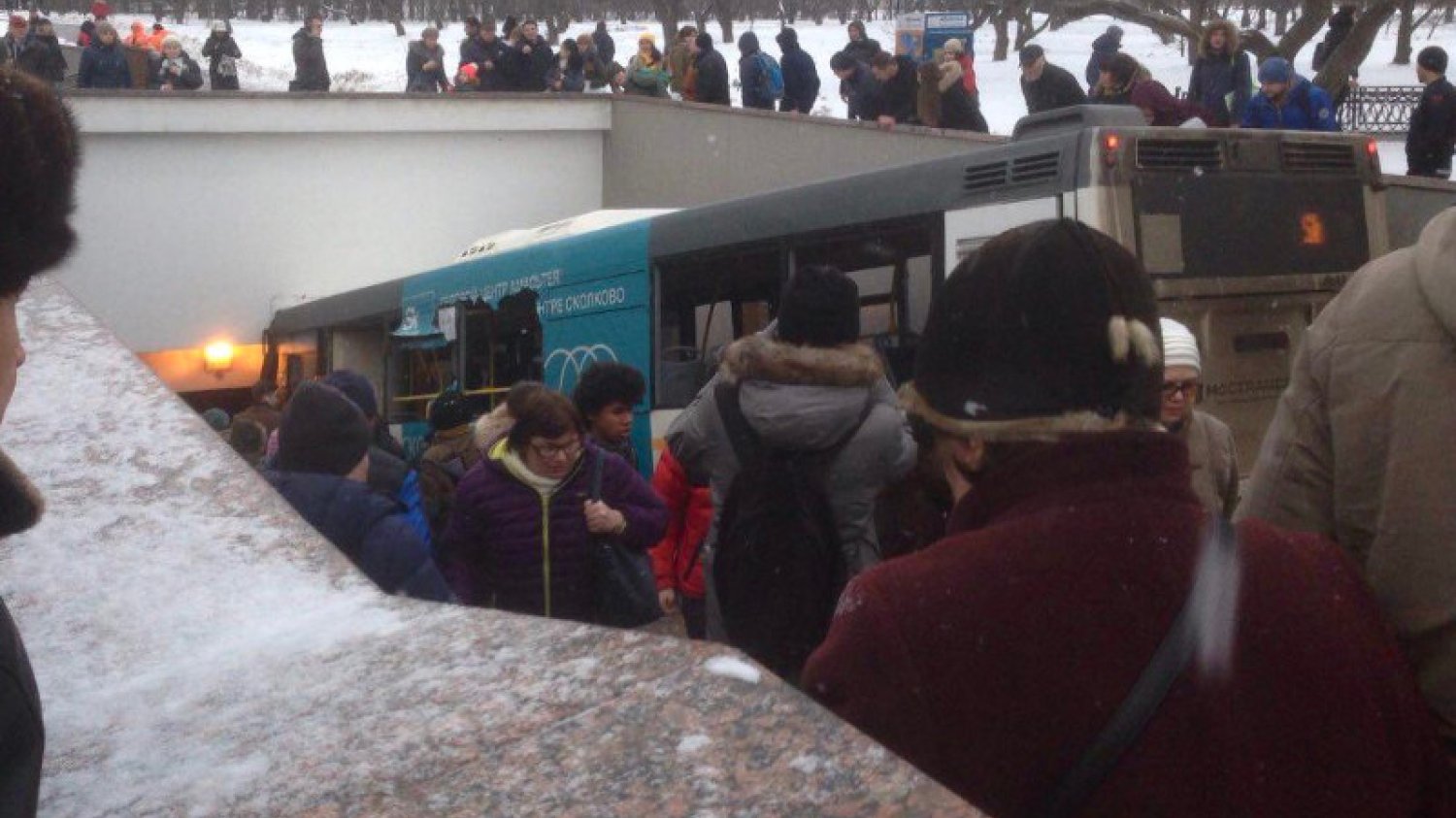 Miejski autobus wjechał w wejście do metra