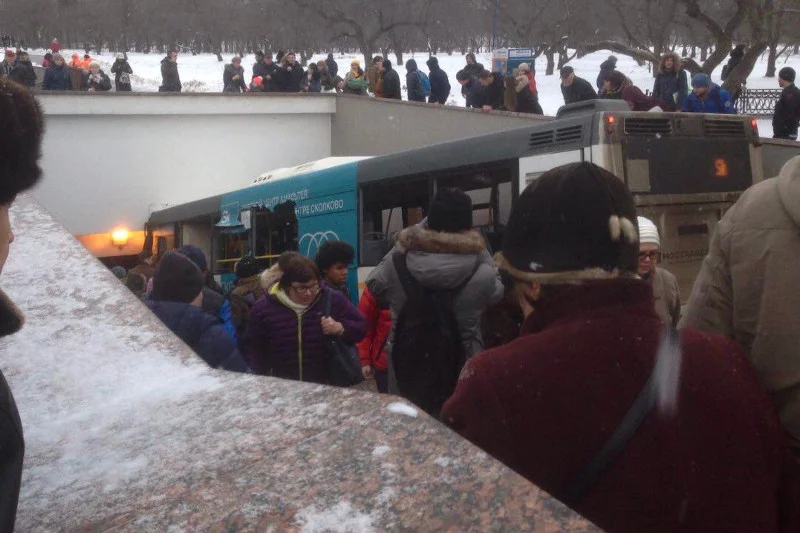 Miejski autobus wjechał w wejście do metra