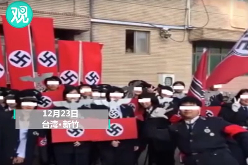 Uczniowie tajwańskiego liceum przebrali się na nazistów.