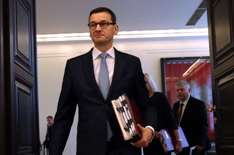 Premier Mateusz Morawiecki zabiera głos w sprawie uchodźców. Jego stanowisko jest odmienne od tego, co parę dni temu mówił jego ojciec, Kornel Morawiecki.