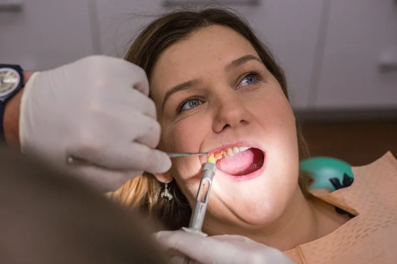 Przy wszczepianiu implantów stosowane jest znieczulenie miejscowe.
