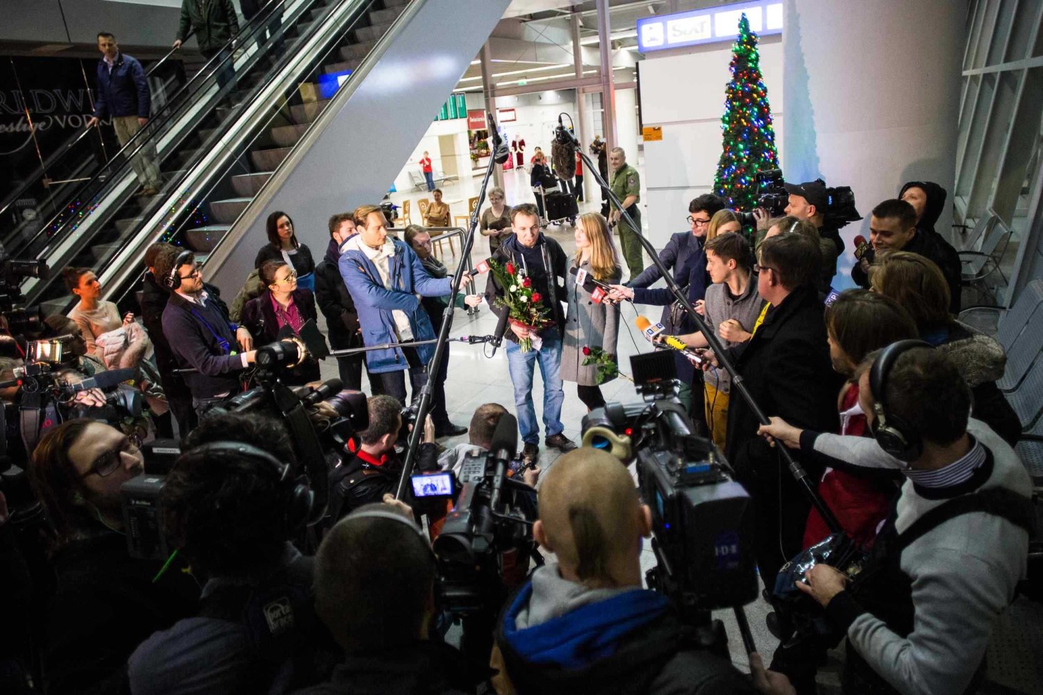 Tomek z żoną na lotnisku w Warszawie