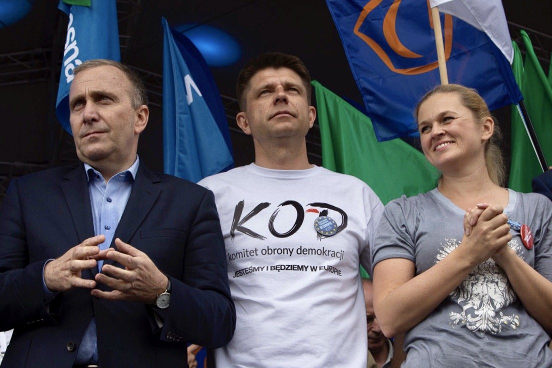 Grzegorz Schetyna, Ryszard Petru i Barbara Nowacka na manifestacji proeuropejskiej w maju 2016 r.