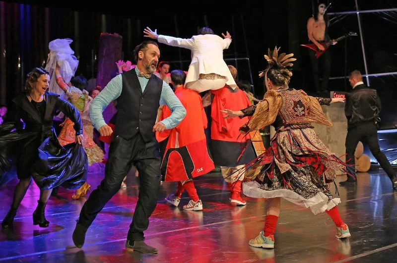 Próba spektaklu "Wesele " Stanisława Wyspiańskiego w reżyserii Jana Klaty w Starym Teatrze .