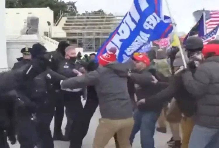 Starcia z funkcjonariuszami podczas szturmu na Kapitol.