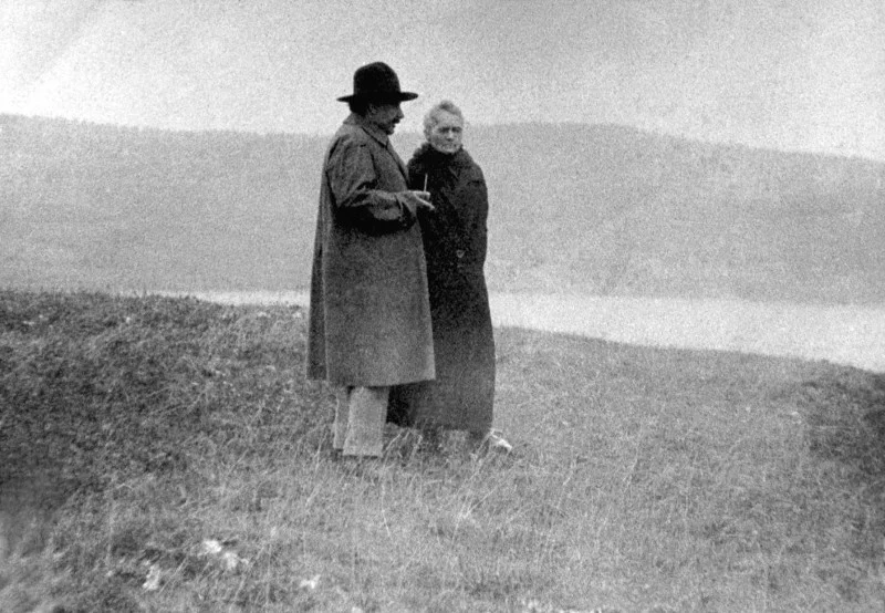 1925, Albert Einstein i Maria Skłodowska-Curie spacerują nad brzegiem Jeziora Genewskiego.