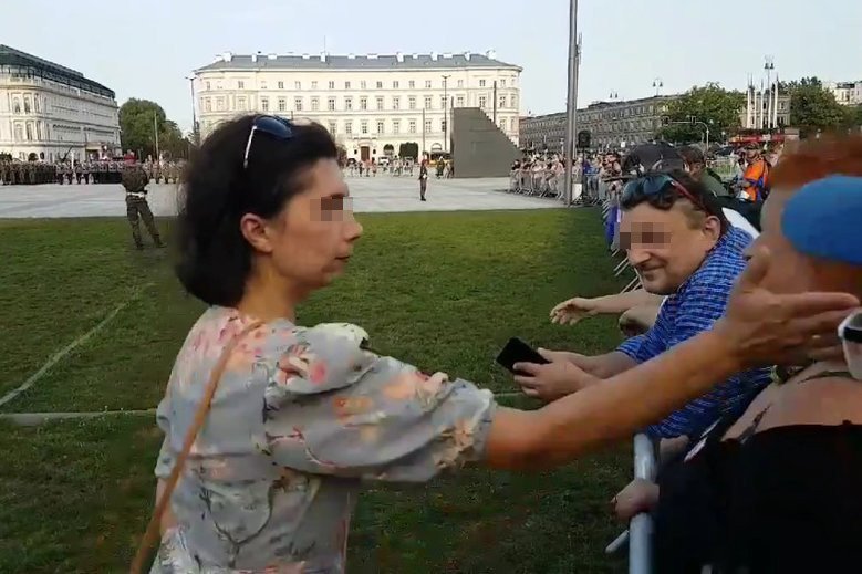 Protestująca została uderzona prosto w twarz.