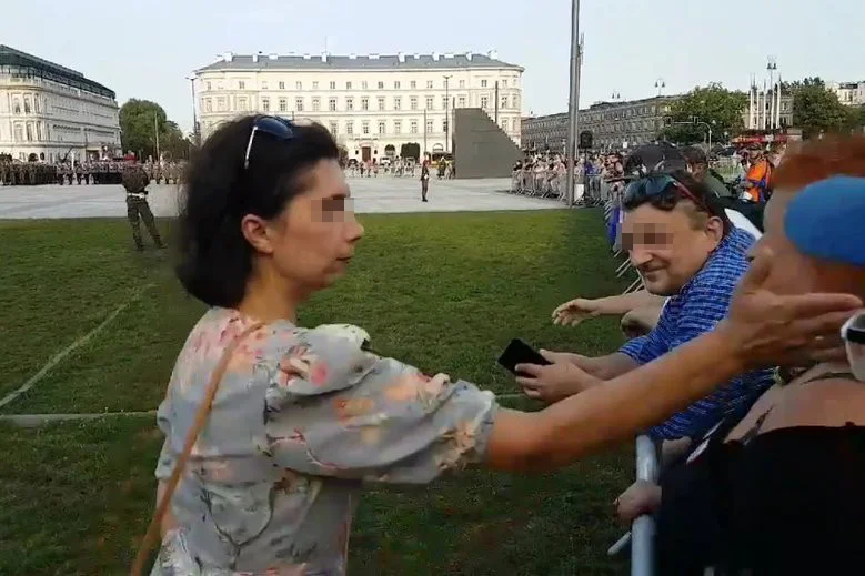 Protestująca została uderzona prosto w twarz.