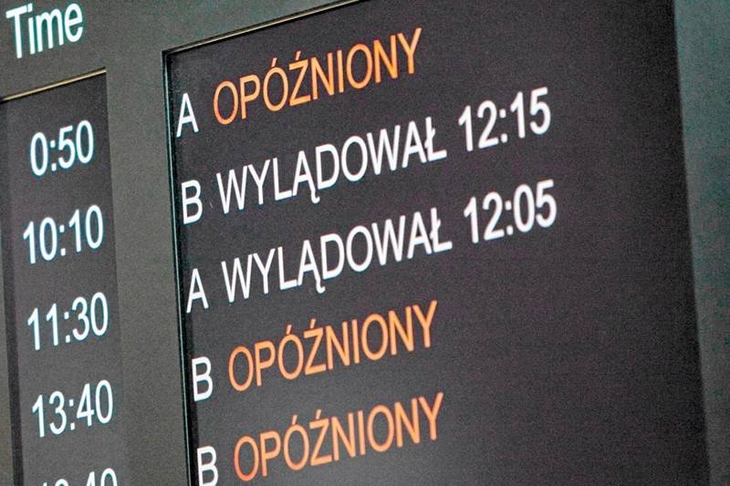 Tablica informacyjna na lotnisku w Pyrzowicach wyświetlająca opóźnione loty