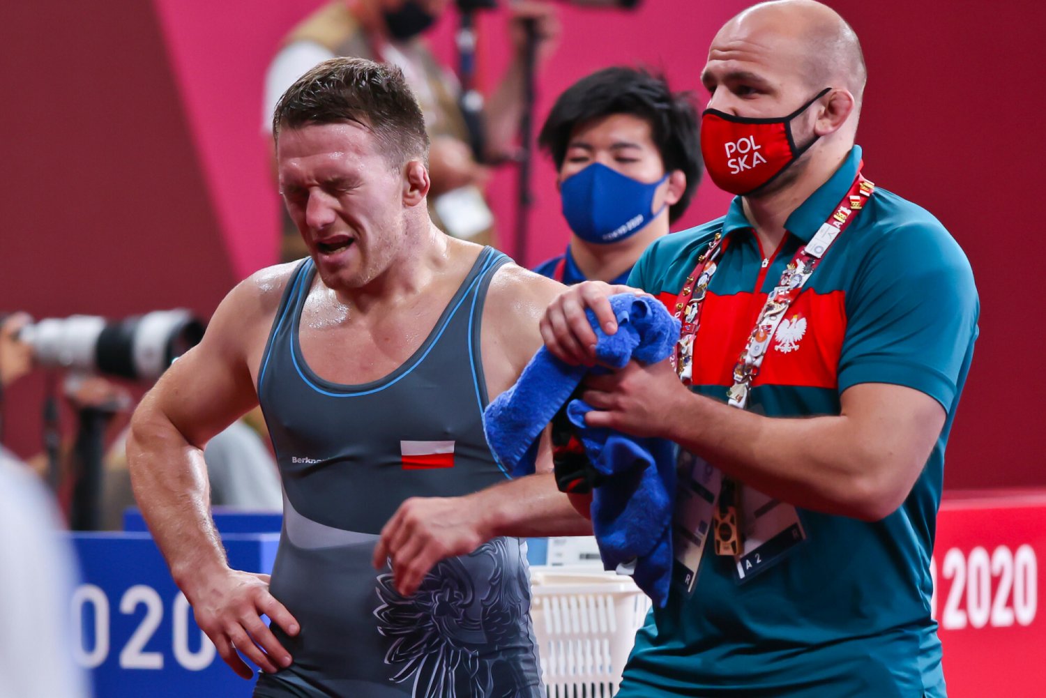 Tadeusz Michalik z trenerem po walce półfinałowej, przed Polakiem walka o medal