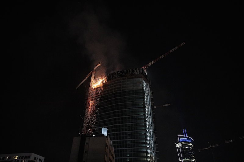 W Warszawie zapalił się wieżowiec The Warsaw Hub. Gasiło go około 120 strażaków.