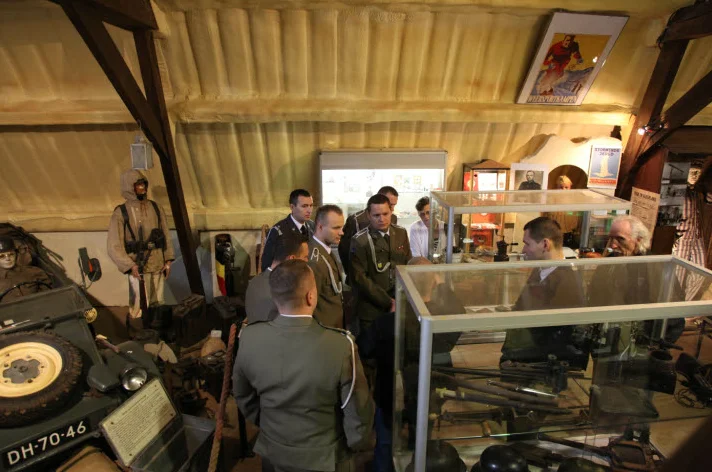 Wewnątrz muzeum znajdują się eksponaty militarne, pojazdy z II wojny światowej. Są też ekrany z filmami opowiadającymi o wyzwoleniu Holandii.