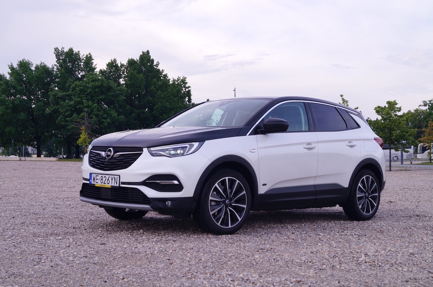 Opel Grandland X Hybrid4 to hybryda, która w najmocniejszej wersji ma zamontowany układ o mocy 300 KM.