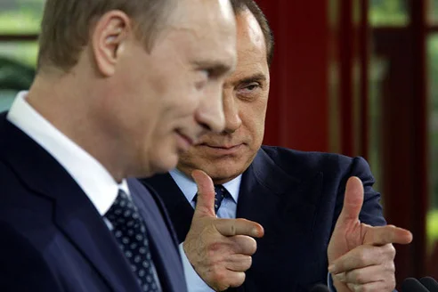Władimir Putin z Donaldem Tuskiem ma stosunki umiarkowanie ciepłe, ale przyjaźni się i często spotyka z włoskim politykiem i milionerem Silviem Berlusconim.