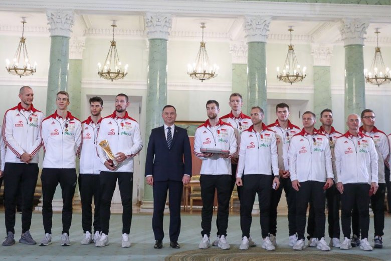 Andrzej Duda wręczył polskim mistrzom świata w siatkówce państwowe odznaczenia.