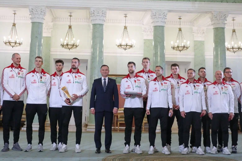 Andrzej Duda wręczył polskim mistrzom świata w siatkówce państwowe odznaczenia.