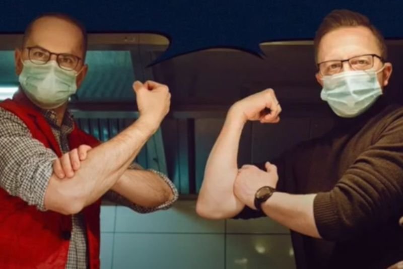 Posłowie Michał Szczerba i Dariusz Joński na aukcję na WOŚP zaoferowali swoją pomoc w domu.