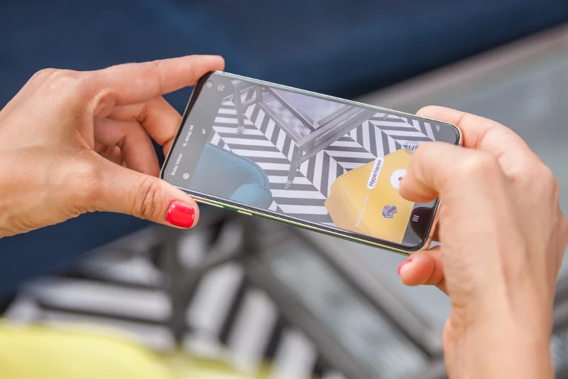 Samsung Galaxy S10e korzysta z podwójnego (16.0 + 12.0 Mpix) aparatu, który błyskawicznie rozpoznaje scenerię, dobierając w ułamku sekundy jedno z 30 dedykowanych ustawień
