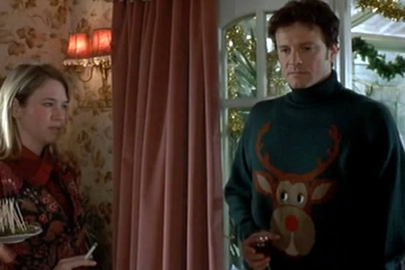 Kadr z filmu "Dziennik Bridget Jones", na którym widać Marka Darcy'ego w brzydkim, świątecznym swetrze. To immanentna część najnowszej, brytyjskiej tradycji, choć przez niektórych uznawana jest za żenującą.