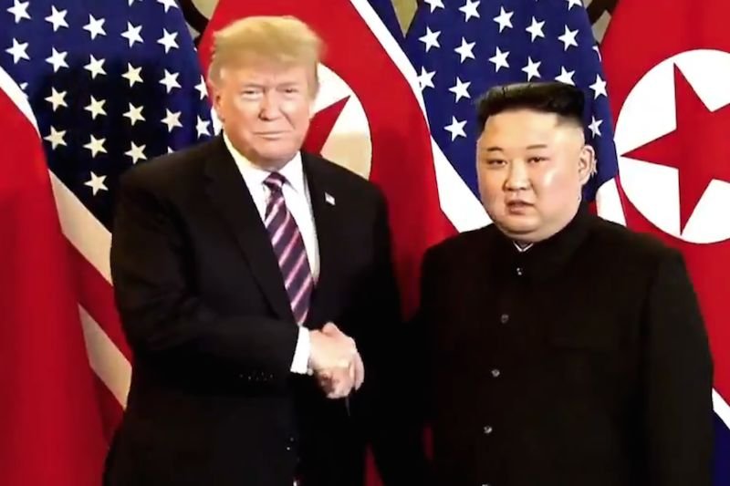 Szczyt Donald Trump-Kim Dzong Un w Wietnamie. Przywódcy wymienili uściski dłoni.