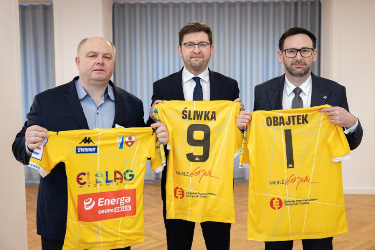 Daniel Obajtek dumnie prezentujący koszulkę klubu z Elbląga, który celuje w awans na zaplecze PKO BP Ekstraklasy.