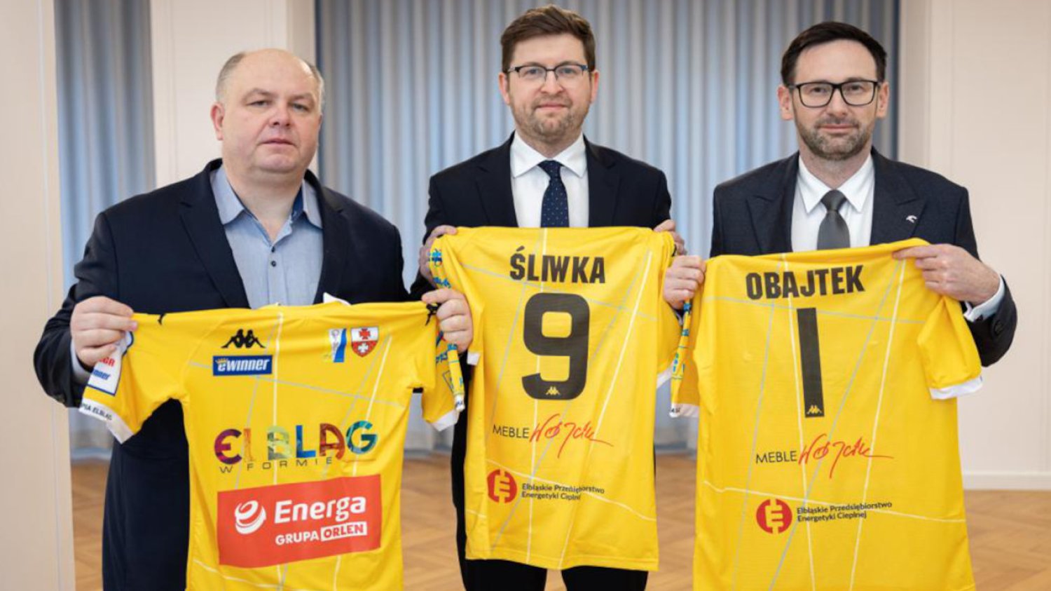 Daniel Obajtek dumnie prezentujący koszulkę klubu z Elbląga, który celuje w awans na zaplecze PKO BP Ekstraklasy.