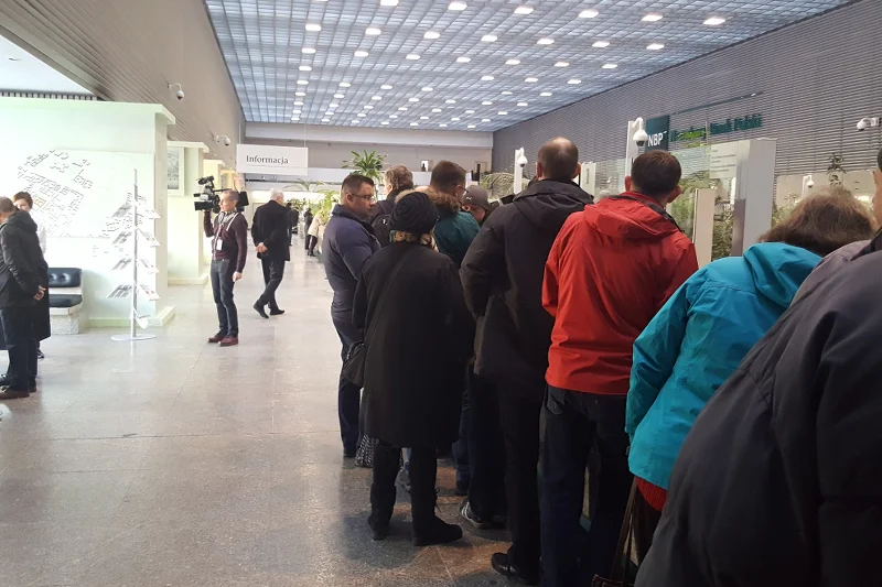 Kolejka w NBP po 500-złotówki pierwszej serii AA. Na tym zrobią wkrótce biznes kolekcjonerzy.