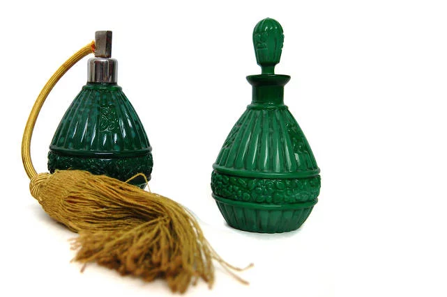 Egipcjanie byli pierwszymi mistrzami perfumiarstwa. Na początku zapachy opierały się o nuty kadzidlane i żywiczne, następnie sprowadzano olejki z dalekich Indii