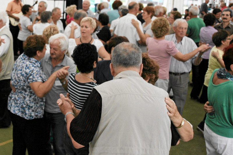 Ogłoszenia w gazetach to sposób dla ludzi zbliżających się do 70. na to, by znaleźć kogoś na stare lata