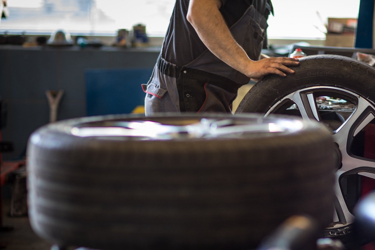 Z wymianą opon na letnie nie można czekać zbyt długo.