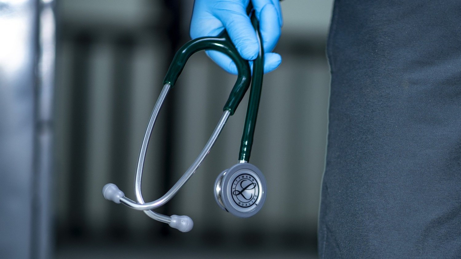 Powinny zostać wypracowane ogólne wytyczne postępowania z pacjentami ambulatoryjnej opieki zdrowotnej i lecznictwa szpitalnego w dziedzinach chorób innych niż zakaźne – uważa Rzecznik Praw Pacjenta.
