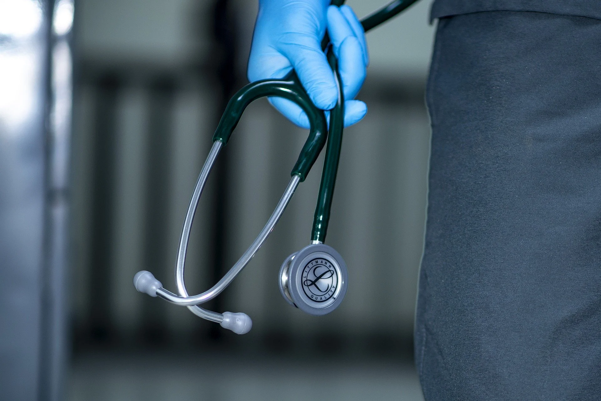 Powinny zostać wypracowane ogólne wytyczne postępowania z pacjentami ambulatoryjnej opieki zdrowotnej i lecznictwa szpitalnego w dziedzinach chorób innych niż zakaźne – uważa Rzecznik Praw Pacjenta.