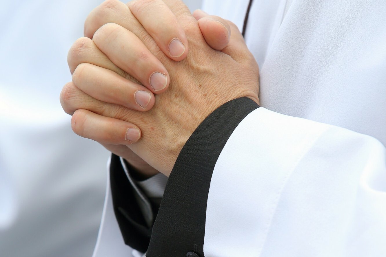 Skandal z polskim duchownym. Ksiądz pozował w kalendarzu dla gejów.