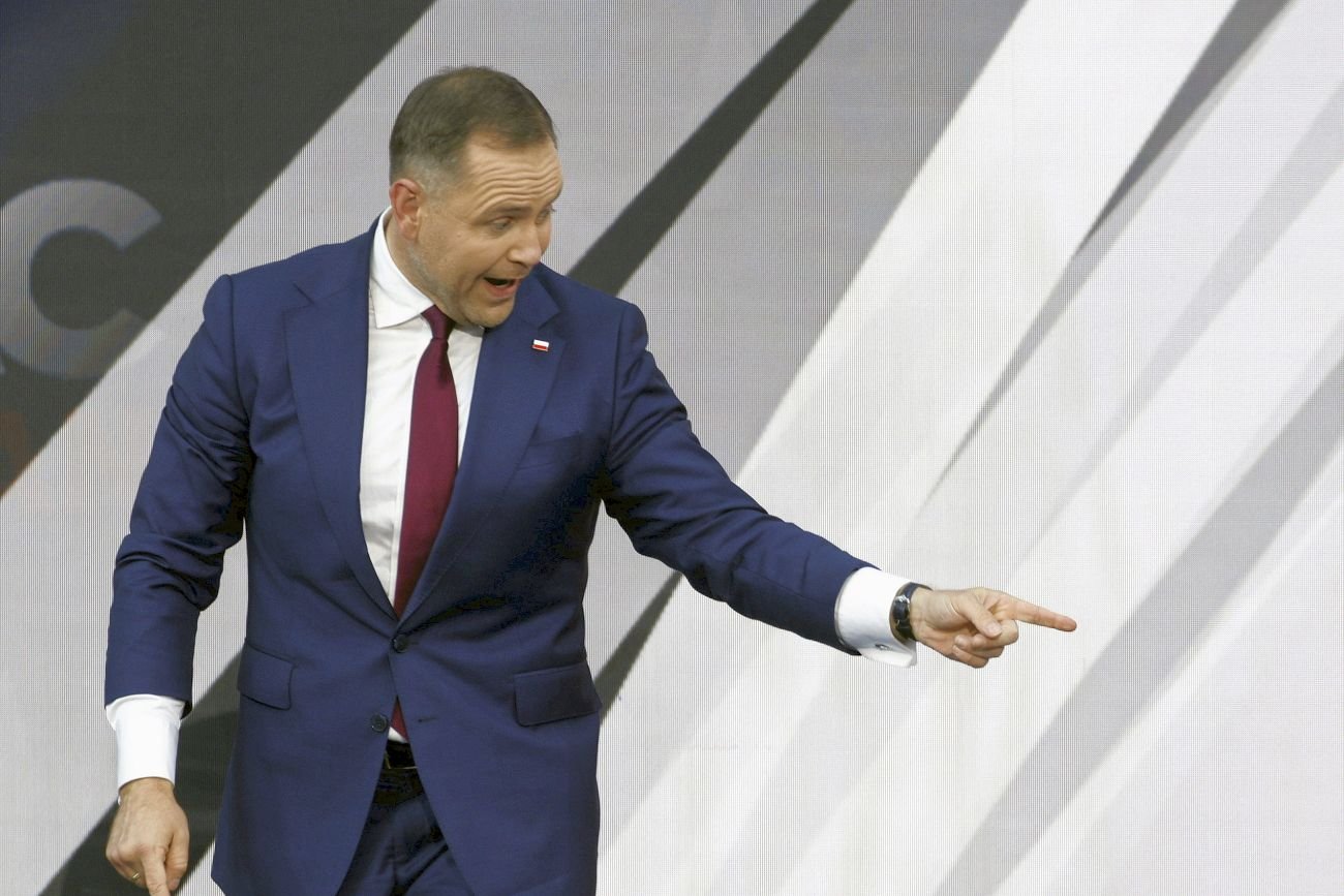 Навроцкий изменил на "ты" с Качиньским. И он воткнул несколько иголок в глаза ПиС